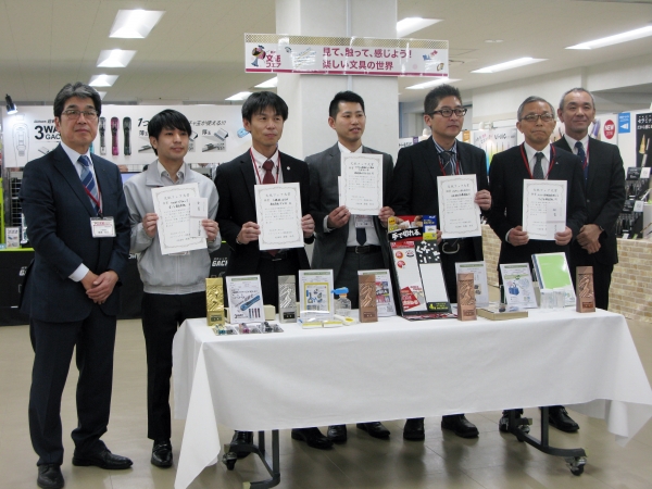 高橋代表幹事　オート　デビカ　マグエックス　日本理化学工業　アピカ　大山幹事　(左から)