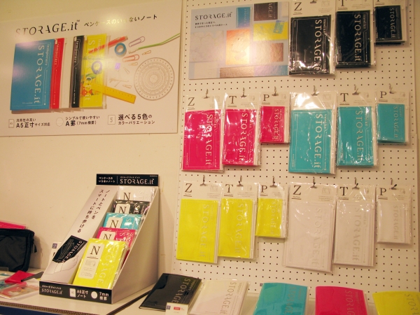 行動する人の定番ステーショナリー「ストレージ ドット イット」。ノートのリニュアールに加え、トラベル用ケースが登場