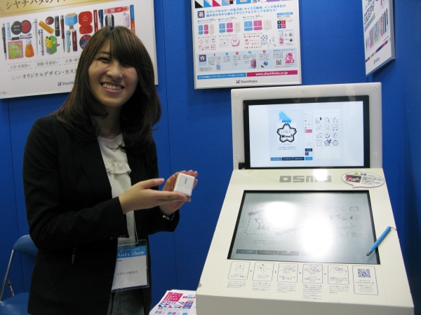 その場ですぐ、オリジナルスタンプが完成！スマホでもスタンプ印面のデザインができる「オスモ」シヤチハタ
