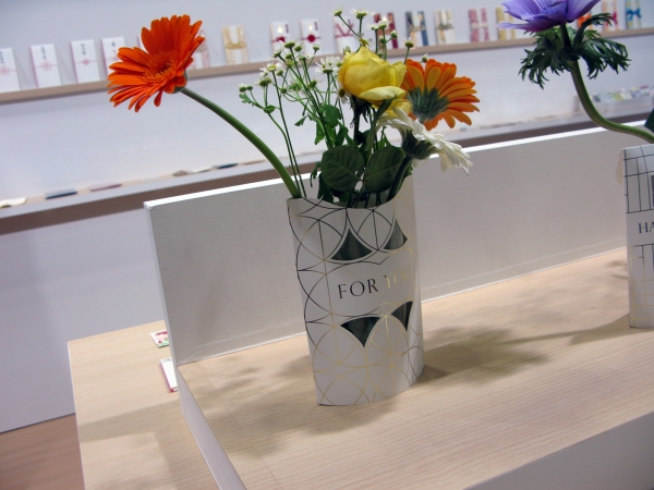 贈ったあとも花瓶として使えるメッセージカード「メッセージフラワーベース」マルアイ