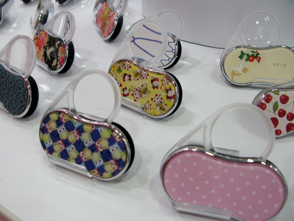 省エネで明るい輝き、携帯ルーペ「ＬＥＤスウィングルーペ」共栄プラスチック