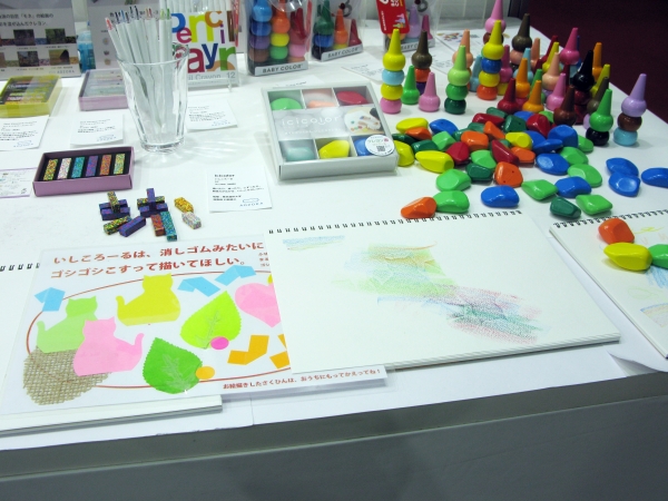 小さなお子さんでも握りやすい石ころ形状のクレヨン「イシコロール」あおぞら