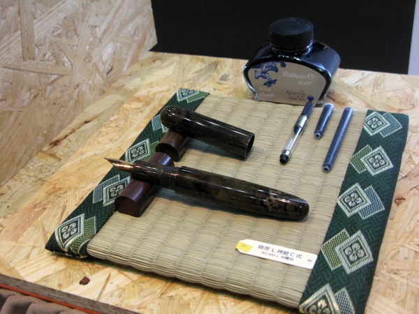 手触りはしっとりとして滑りにくいエボナイト使用「オリジナル万年筆」日興エボナイト製造所