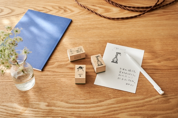 二コマスタンプ」はスタンプ・だまし絵のかけあわせ。スタンプしたふせんやメモにメッセージを書き込んで、だまし絵部分を折り込んでおくと、折り込みを開けた瞬間、クスッと笑顔が生まれます。 