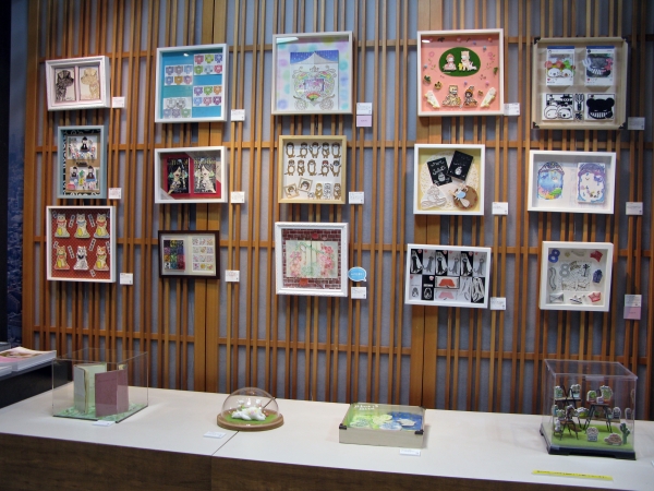 額装や見せ方もそれぞれの作家の個性が光る作品展示