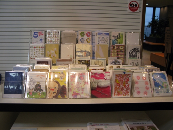 展示作品のポストカードも販売