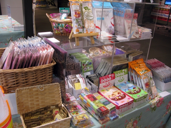 消しゴムはんこ専用のハイグレード消しゴム。彫りやすくて、捺しやすく、長持ち「はんけしくん」