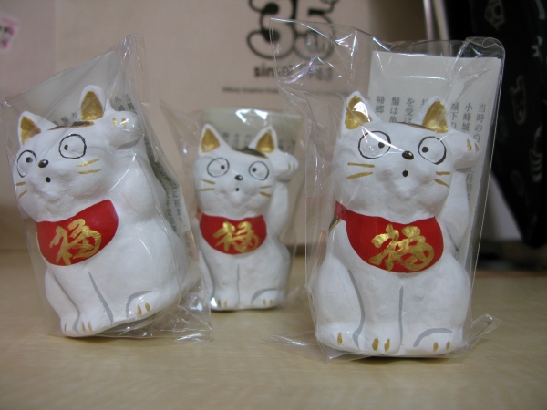 タマと言えばネコ　ネコと言えば招きねこ　ということで「招きねこタマ」