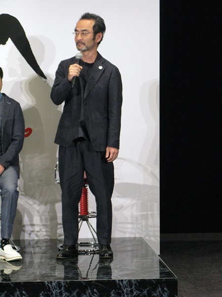 宮本・小田の上司岡崎部長役・古舘寛治は「涎を垂らしながら部下の尻ぬぐいをしていく・・・上司です」