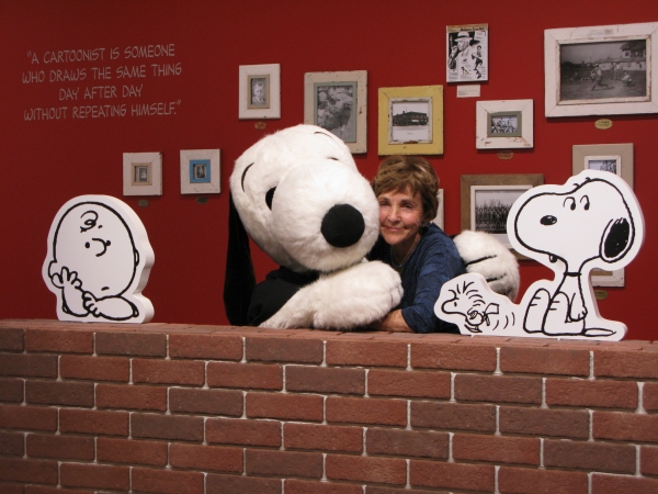 チャールズ M. シュルツ氏 の未亡人、ジーン・シュルツさん とスヌーピー