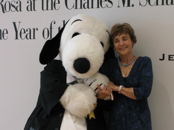 作品の背景に壁を描くことで物語が道路の内側で起こっている、子どもたちにとって安全場所であることを演出。