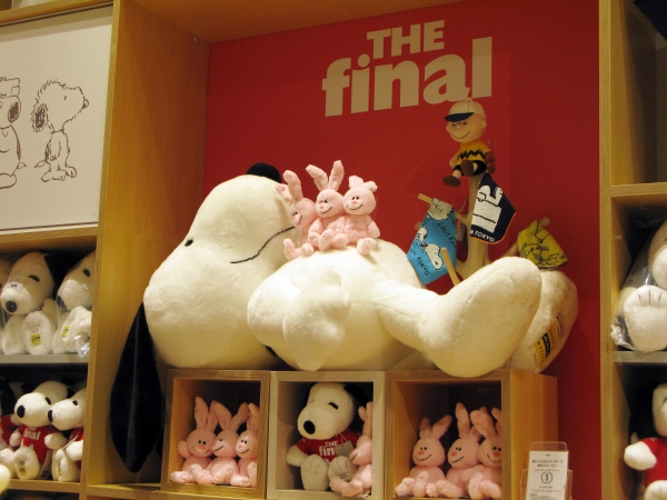 ブラウンズストアでは、展示テーマにあわせた新商品約150 点を含む約600 点ものオリジナルグッズを展開