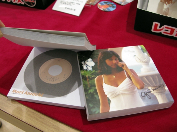 「レコジャケ メモ帳」は1つのメモ帳にレコードジャケットとレコード盤デザインの2つのデザイン