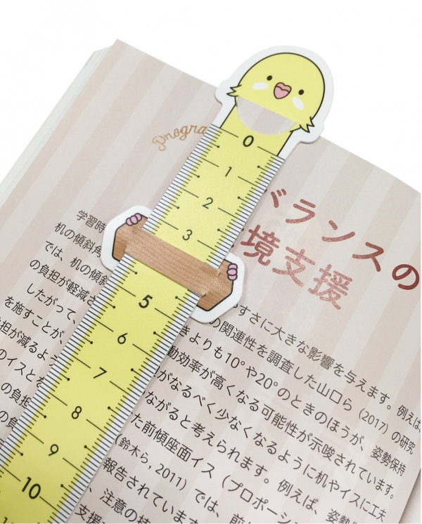 読みかけのポイントを目指して差込口を左右にずらし、スライド式の矢印パーツを使って上下に目印を合わすことで読みかけのページだけでなく、読みかけの行や文字までピンポイントでわかります