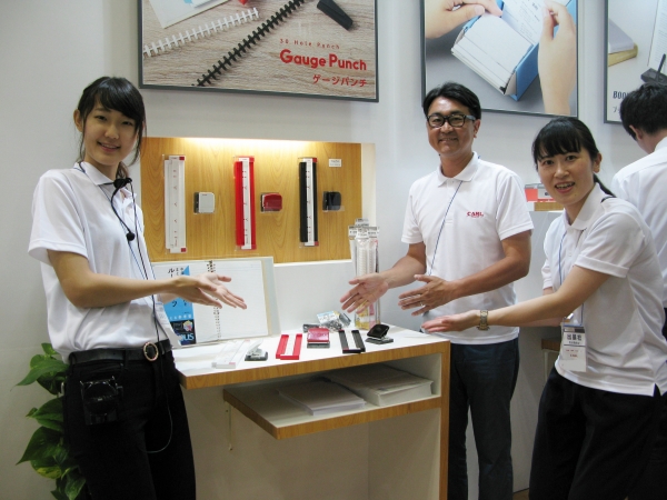 スタイリッシュに一新、Ａ４、Ｂ５のルーズリーフ専用パンチ「ゲージパンチ」カール事務器