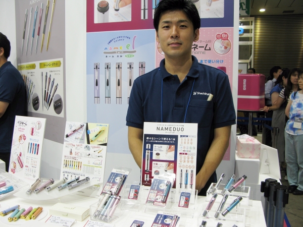 ９ミリのネーム印と１０ミリの印鑑が一本になった「ネームデュオ」シヤチハタ