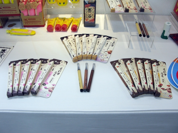 筆ペンのようなコシのある筆でめざせ美眉、くっきり目元「墨彩筆アイライナー／眉墨　日本製」　不易糊工業