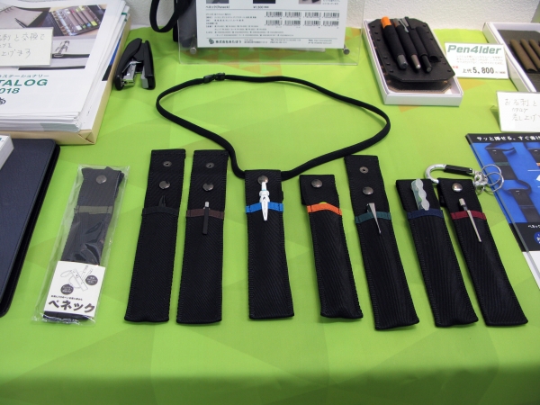 お気に入りのペンを首から下げるストラップ付のペンケース「ペネック」あたぼう