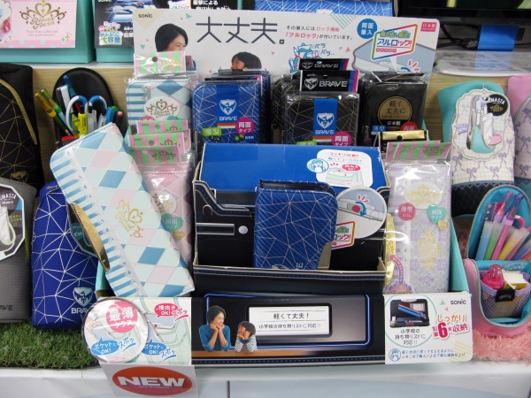 筆入れのサイズ感をひと目で理解してもらえるランドセル型の紙製什器を提案