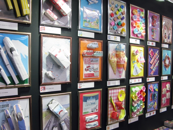 各種おりがみの完成した作品を店頭で飾る事でリアルな商品訴求