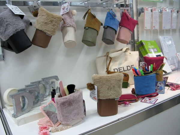 サイドをつまみ下げると立てるポーチになる「DELDE」にコーディロイとエコファ素材が登場！