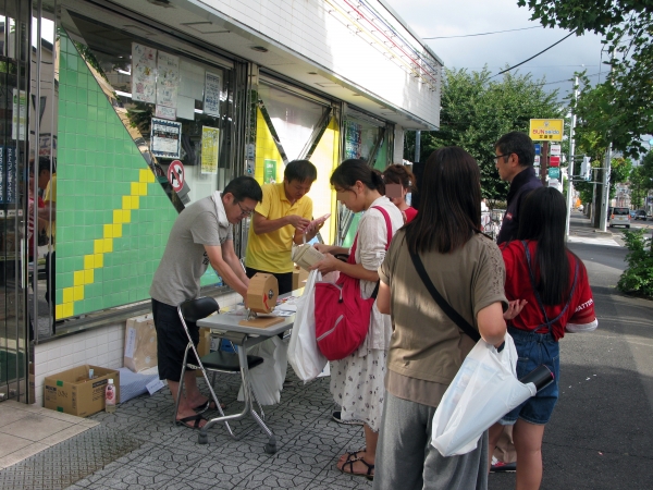 「ガラガラ福引大会」には、店内で買い物をすませたお客様の行列が！