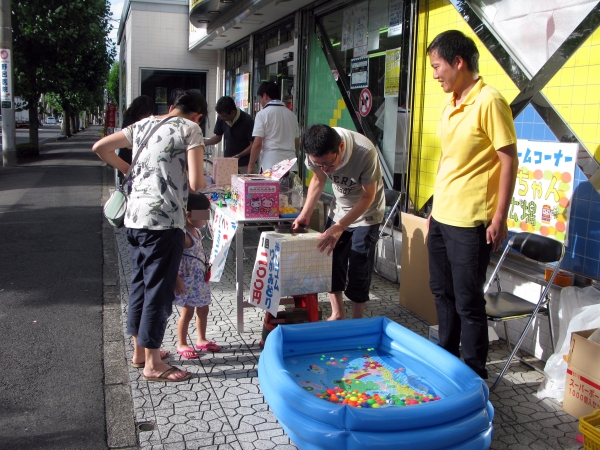 消しゴムつかみ取りゲーム、いっぱいつかめたかな！？