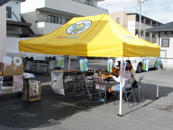 子どもたちは、よく冷えたこども用ビールを「ゴクゴク、ブハー」っと飲み干し熱さを吹き飛ばしていた