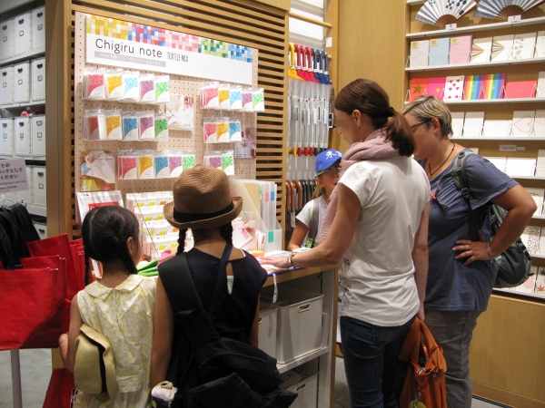 海外旅行客や子どもたちも「チギルノート」に興味津々