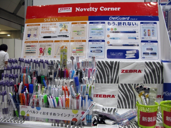 販促に！さらさらな書き味ジェルボールペン「サラサクリップ」、芯が折れないシャープペンシル「デルガード」ゼブラ