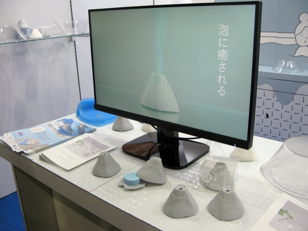 「富士潜」に炭酸入浴剤を入れて浴槽に沈めると手のひらサイズの富士山か炭酸の泡が噴出　大阪銘板