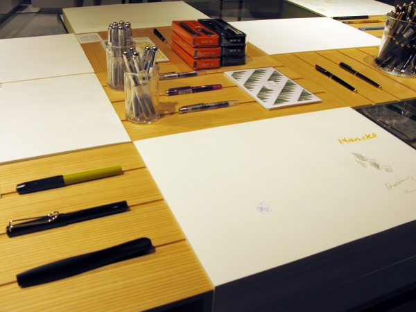 試し書きができる筆記具やインク、紙を多数用意。遊び感覚でお気に入りのアイテムを見つけられる体験型