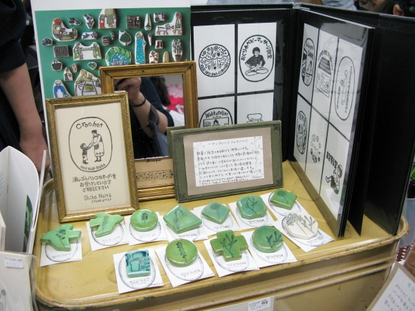 ハンコの柄をデザインにしようした「けしゴムハンコ　ブローチ」ハンドメイド雑貨クロシェ(Crochet)