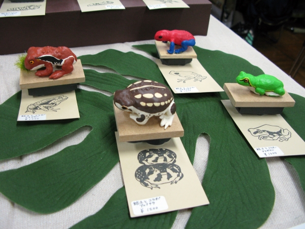 集めてインテリや標本に！？「アオガエル」「ヒキガエル」けしごむハンコ・粘土雑貨リグーシェカ