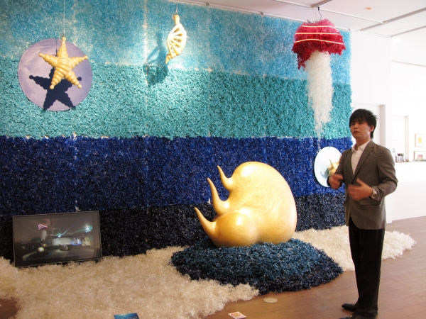 この作品は動画と連動する事で濃密な作品の世界観を表現