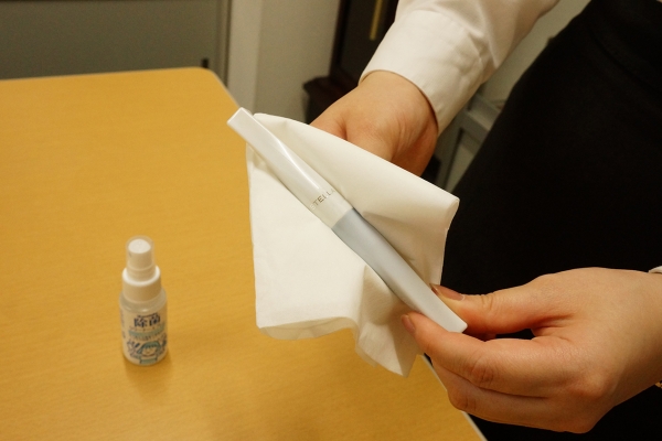 ティッシュ等に噴射して拭くことで、小さなものにも手軽に使えます