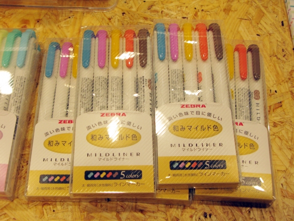 従来の蛍光ペンに比べて色が優しく、書類などマーキングする際に、目がチカチカしにくいインク色「マイルドライナー」ゼブラ