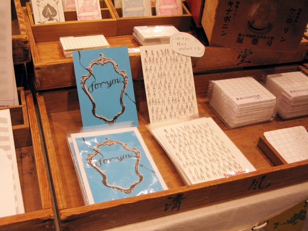 年の数だけローソクに色を塗る。100才まで贈れるポストカード　AUI-AO Design