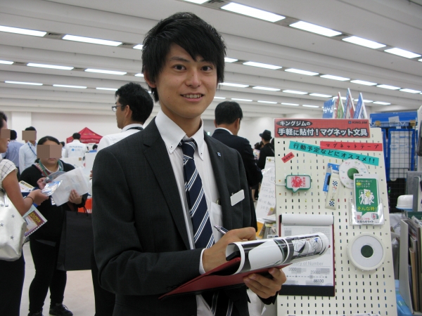 第27回日本文具大賞のデザイン部門優秀賞を受賞！挟んだ書類をマグネットの力でめくったまま固定、閲覧・書き込みがスムーズにできる機能性クリップボード「マグフラップ」キングジム