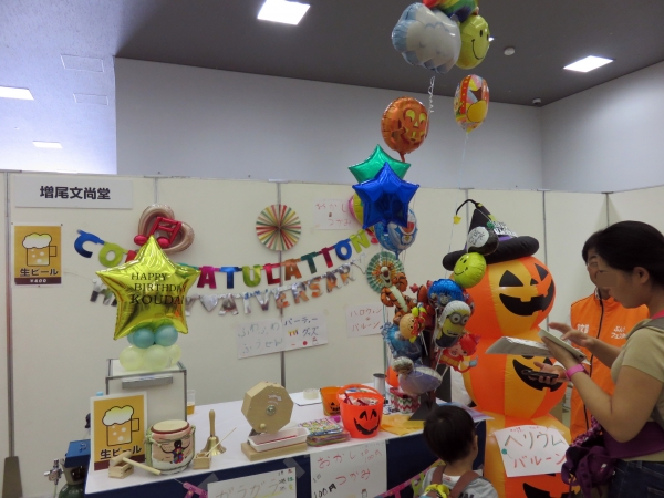 屋台村では雑貨やお菓子なども登場