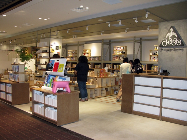 新業態・本棚専門店「HummingBird Bookshelf（ハミングバード・ブックシェルフ）」5Ｆ