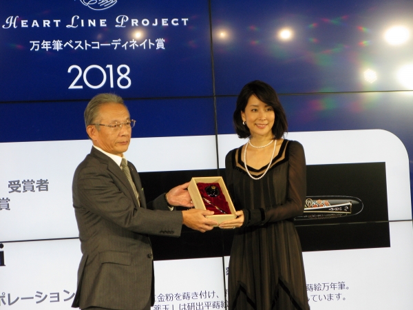 内田恭子さんには、パイロットコーポレーションからナミキ「薬玉」（くすだま）万年筆が贈呈