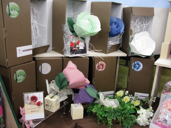 結婚式、パーティー、イベント、ショップのデコレーションなど大切な時を印象的に華やかに彩る色鮮やかな紙で作る花「スーパーフラ」レイメイ藤井