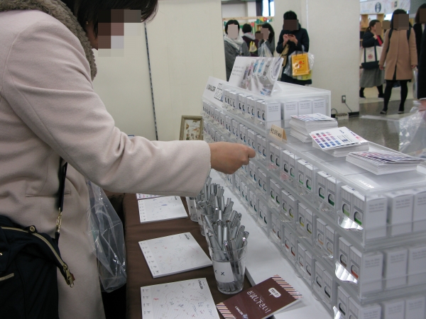 イベント『インク工房』で培ってきたノウハウや２万色以上のユーザーの声をもとに、製作した100色のカラーインク　セーラー万年筆