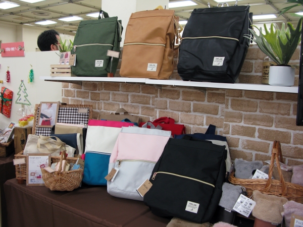 一瞬でチェンジする2WAY仕様で、どちらで使う時も肩紐が余りません「DELDEトートリュック」サンスター文具