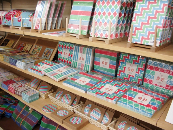 グリーンパルプ100％使用、蛍光剤不使用、「來好」オリジナルの手作りノート。台湾のナイロンバックの赤、ブルー、グリーン三原色のデザイン