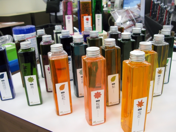 ぺんてるサインペンは発売55周年！春夏秋冬の季語からイメージしたオリジナルインキから10色を厳選。オリジナル筆タッチサインペンをつくる「SignPens BAR」