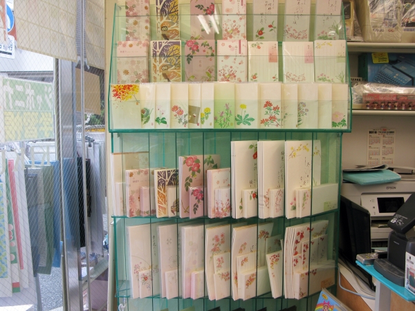 便箋、葉書、カードの季節柄を年輩のお客様でも、欲しい商品が入店時に一目でわかるよう拝領