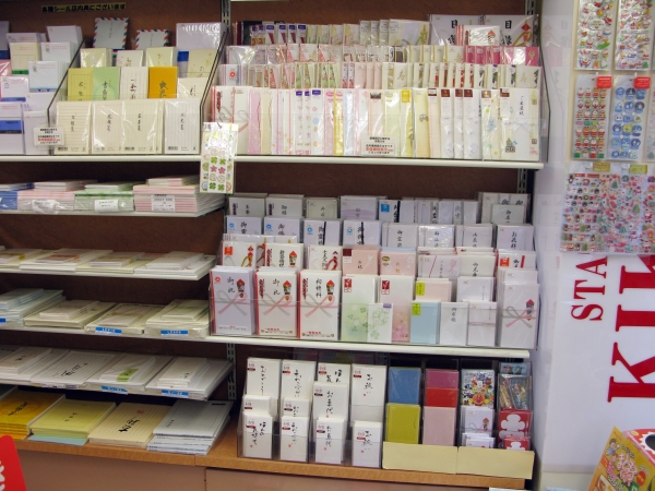 一年を通して使えるデザインの便箋、封筒も豊富。あなた好みの書きやすい商品を見つけられる