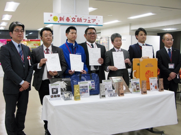 高橋代表幹事　トーヨー　マグエックス　北星鉛筆　コレクト　デビカ　林幹事　(左から) 